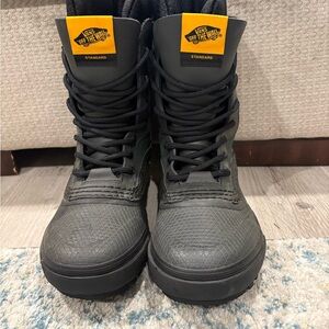 Vans Standard Snow MTE boot NWT Size 8.5 Retail $220